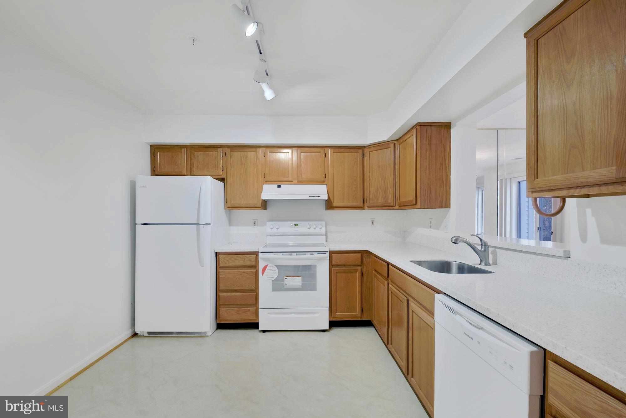 465 Pleasanton Road, Unit C21 Westminster, MD 21157 - Photo 3 of 19 Large Kitchen