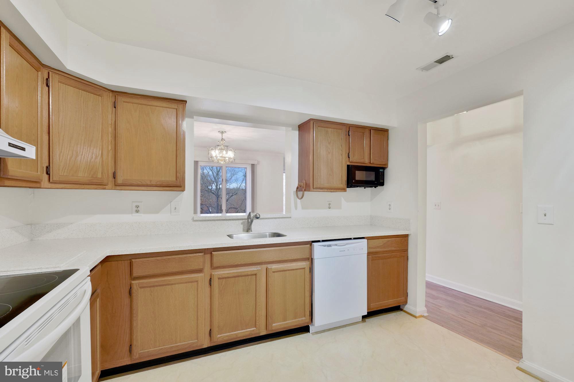 465 Pleasanton Road, Unit C21 Westminster, MD 21157 - Photo 4 of 19 Kitchen