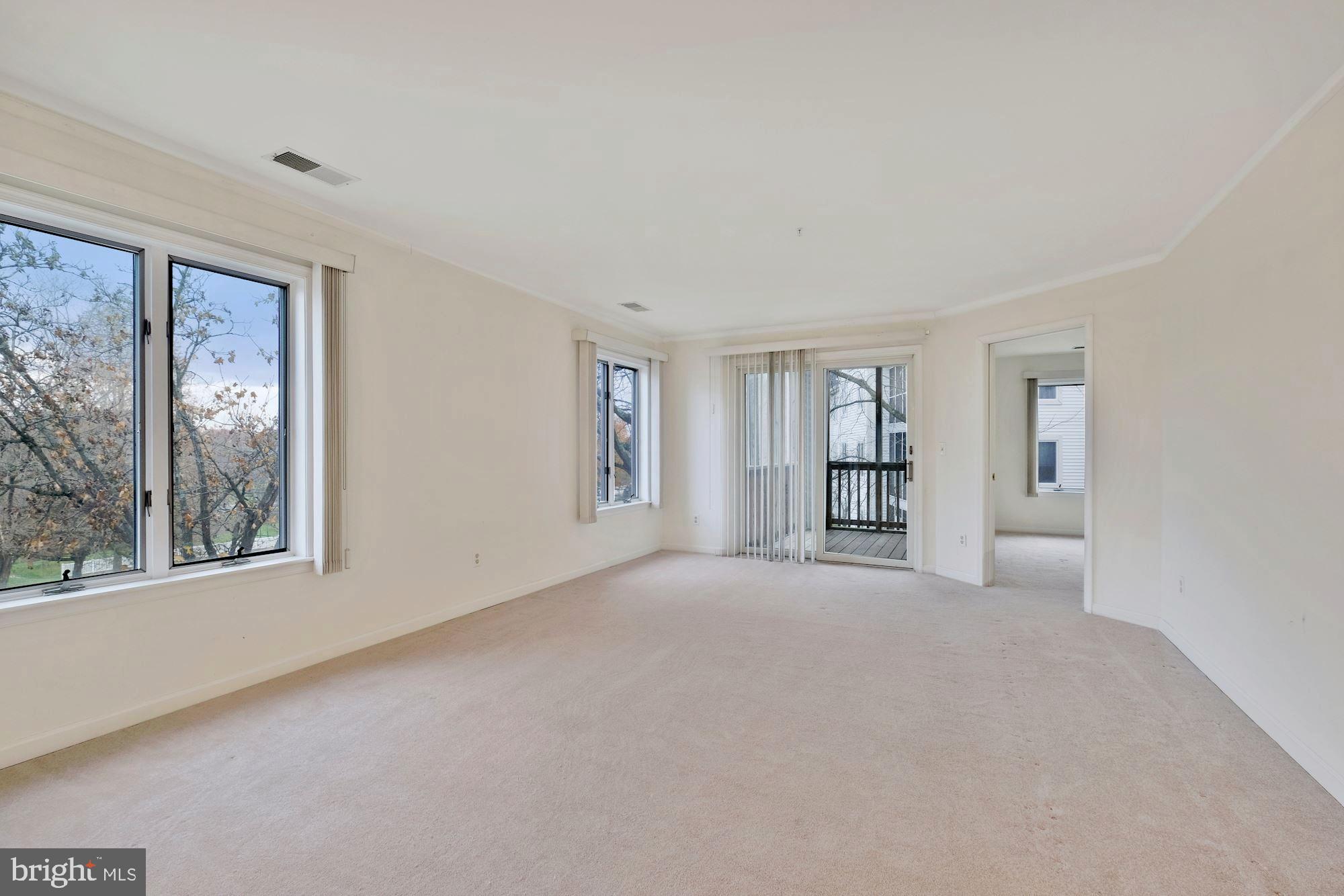 465 Pleasanton Road, Unit C21 Westminster, MD 21157 - Photo 7 of 19 Living and Dining Area