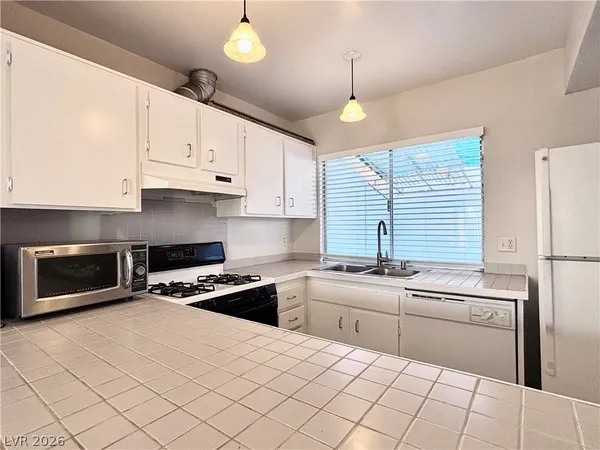 $1,200 | 4034 Gold Coast Drive, Las Vegas, NV 89121