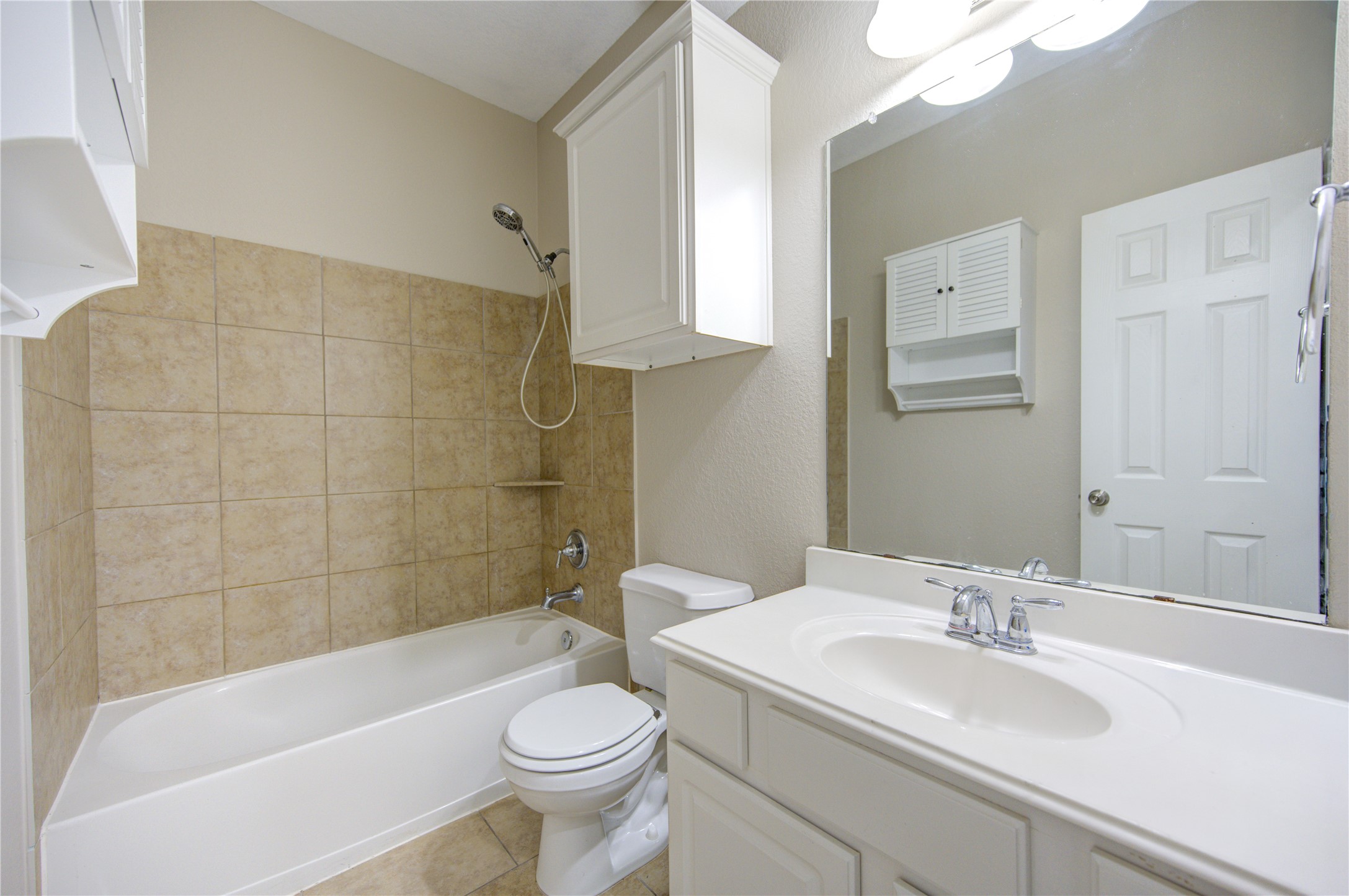 6014 Watford Bend Rosenberg, TX 77471 - Photo 15 of 18 18 – Full bathroom with clean, modern finishes.