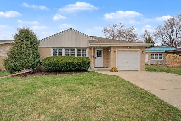 $325,000 | 408 South Albert Street, Mount Prospect, IL 60056