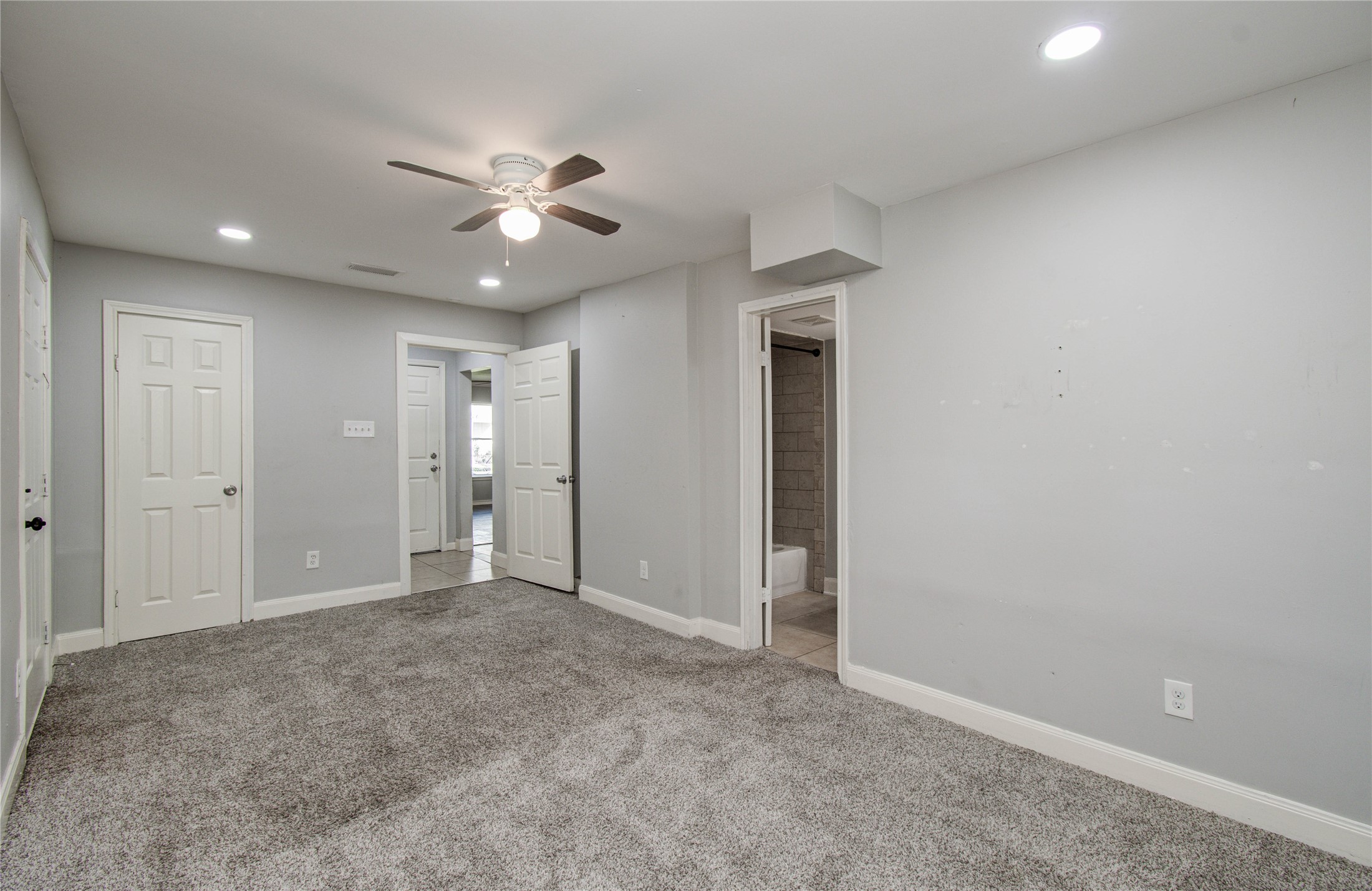 6830 New York Street Houston, TX 77021 - Photo 13 of 23 an empty room with closet and a ceiling fan