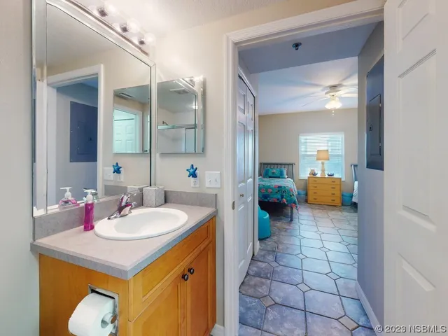 a en suite bathroom with a sink and a mirror