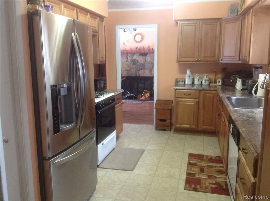 5588 East Clyde Road Howell, MI 48855 - Photo 3 of 19 Kitchen looking into family room