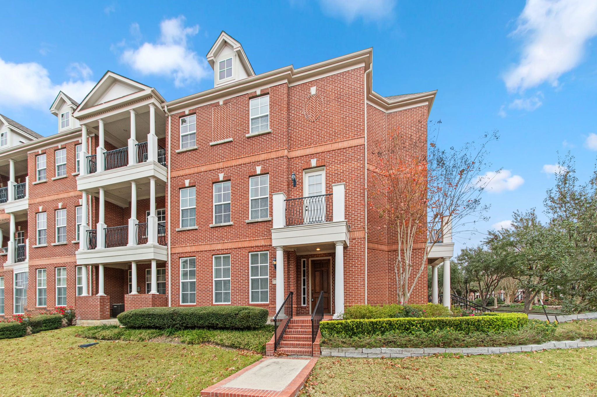 Welcome Home to this gorgeous townhome located in the prestigious East Shore Garden District in the heart of The Woodlands.