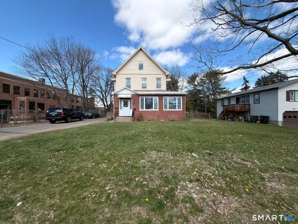a view of a house with a yard