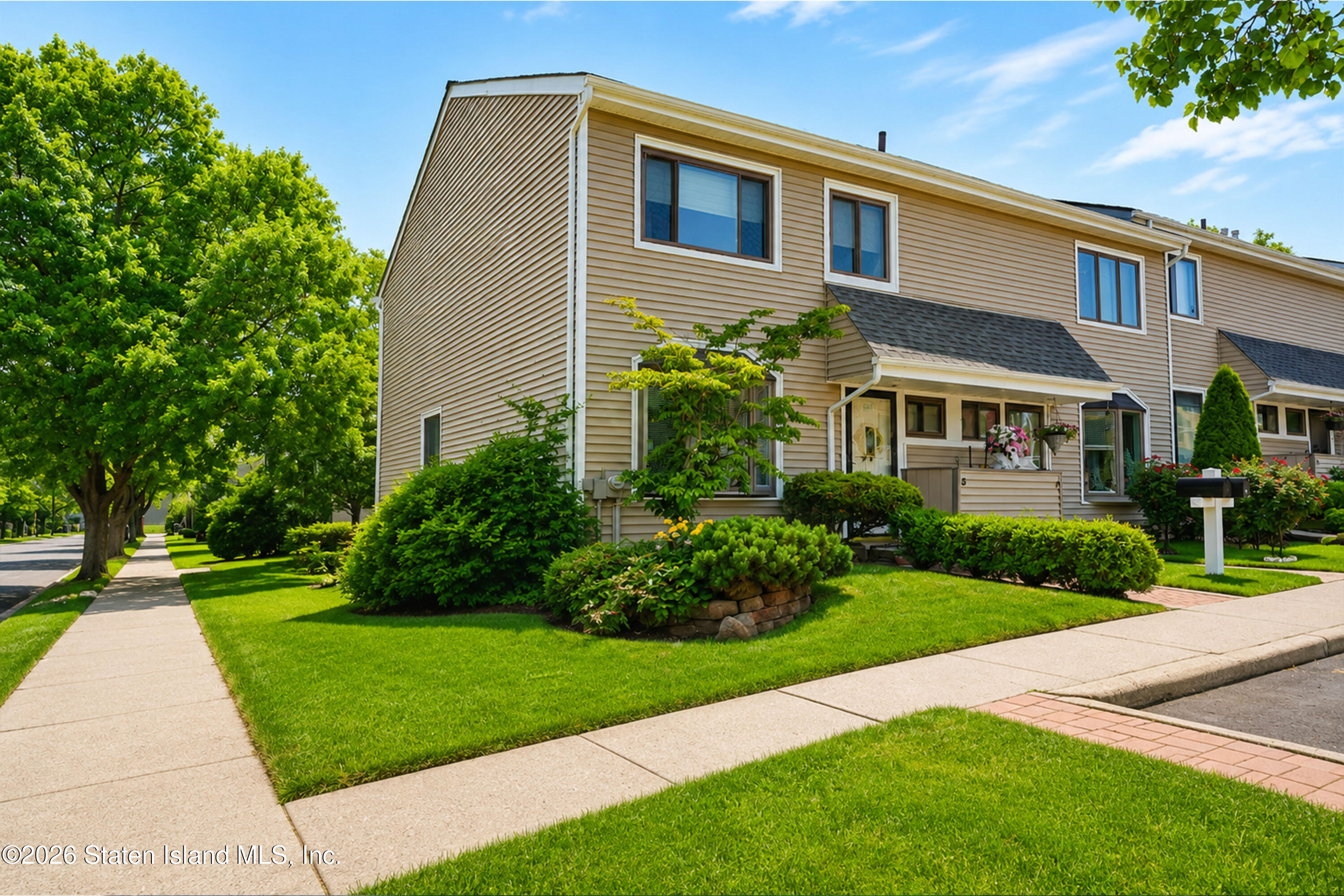 5 Redwood Loop Staten Island, NY 10309 - Photo 2 of 33 2