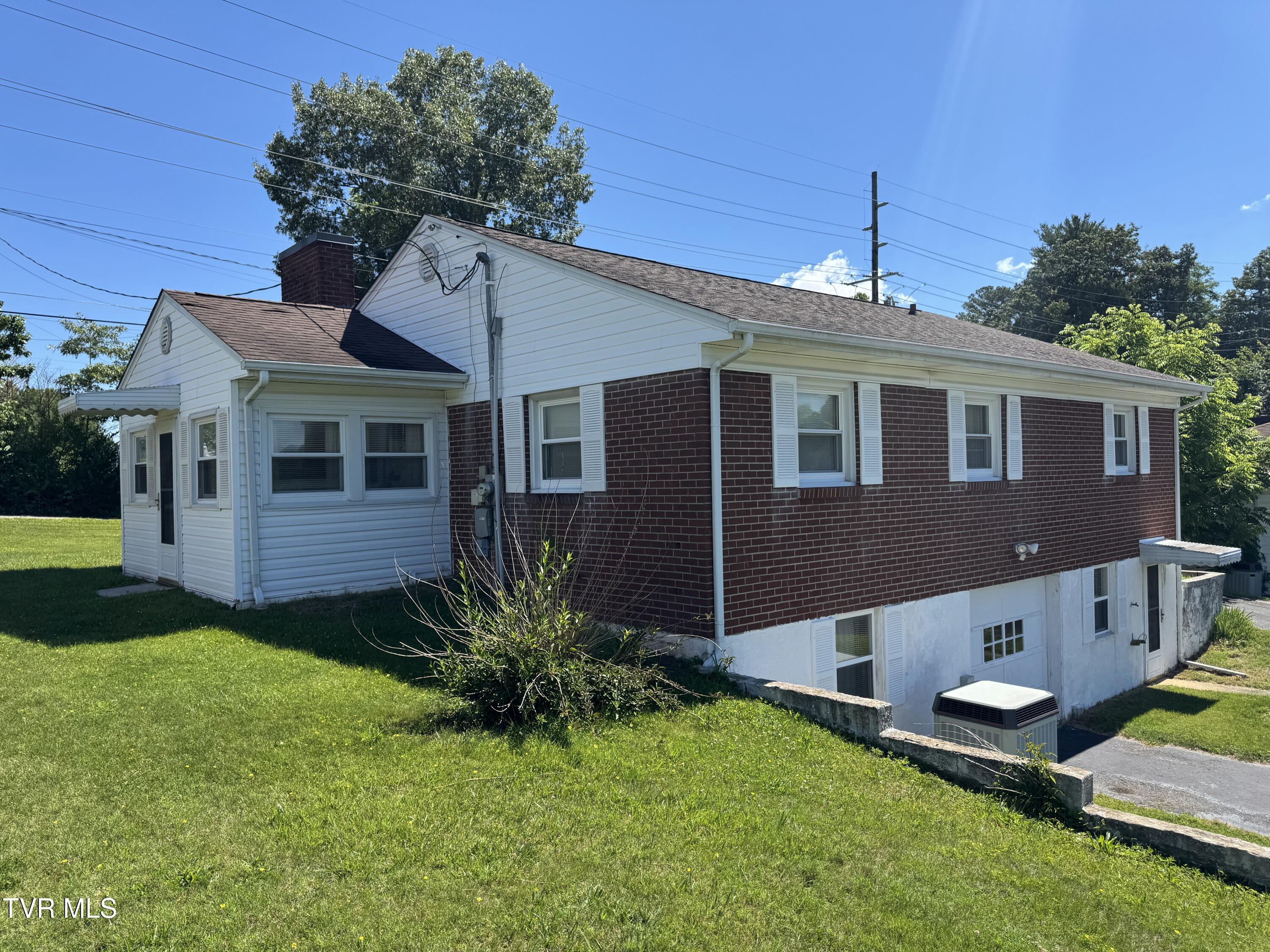 116 West Cedar Street Bristol, TN 37620 - Photo 3 of 24 IMG_1793