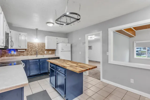 $299,999 | 885 West 590 South, Wolcottville, IN 46795