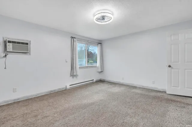 $299,999 | 885 West 590 South, Wolcottville, IN 46795