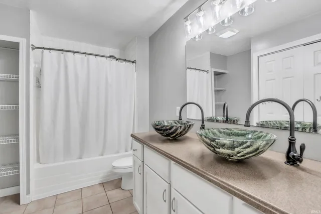 $299,999 | 885 West 590 South, Wolcottville, IN 46795