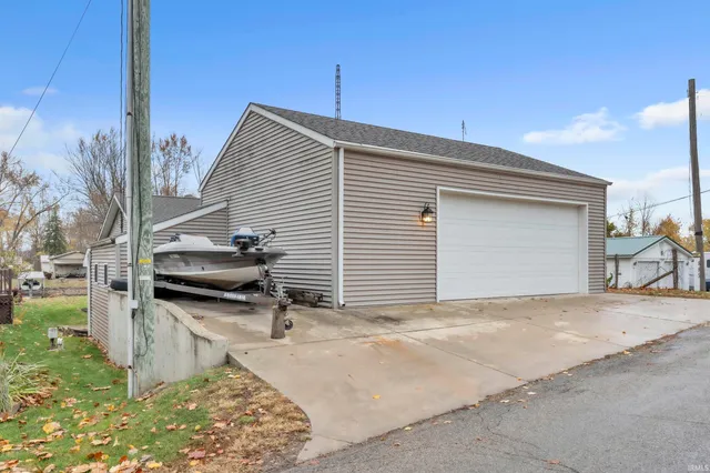 $299,999 | 885 West 590 South, Wolcottville, IN 46795