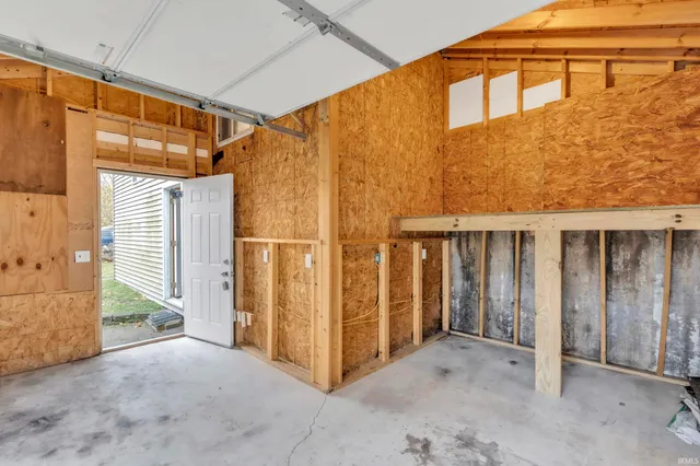 $299,999 | 885 West 590 South, Wolcottville, IN 46795