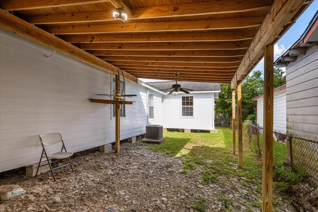 a view of a backyard