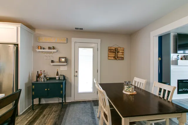 a view of a livingroom with furniture