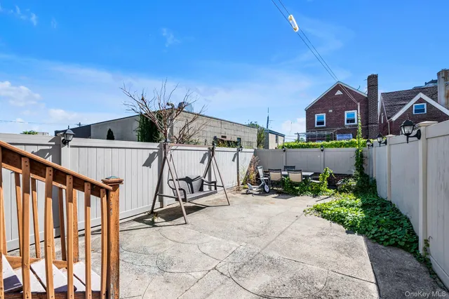 a view of a house with backyard and a tree