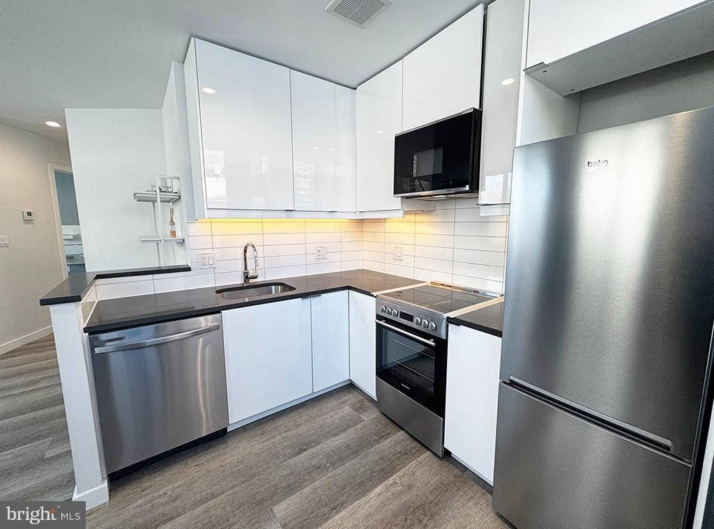 700 Roeder Road, Unit 103 Silver Spring, MD 20910 - Photo 3 of 20 Stainless steel appliances.