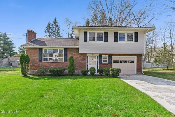 $375,000 | 6 St Thomas Lane, Colonie, NY 12304