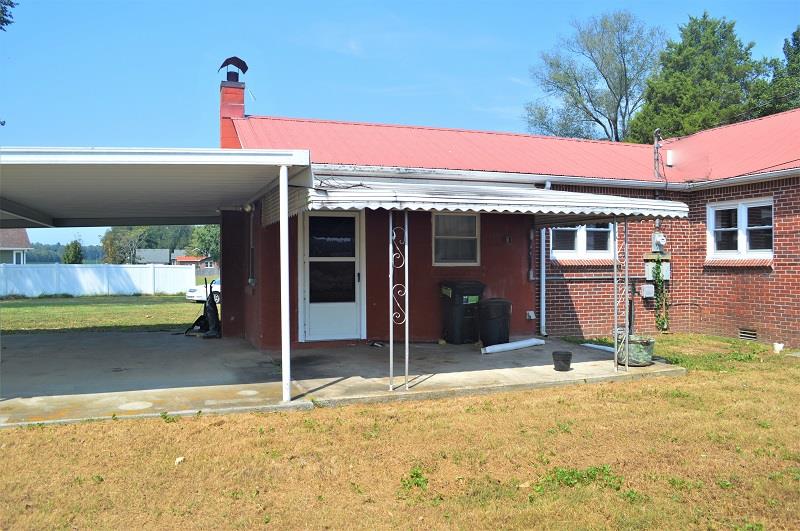 9637 Old Tullahoma Road Tullahoma, TN 37388 - Photo 29 of 30 Large covered patio for entertaining outdoors.