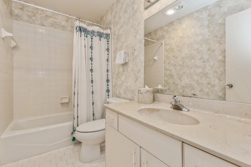 10153 Quail Covey Road, Unit HIBISCUS N Boynton Beach, FL 33436 - Photo 16 of 20 15_10153QuailCoveyRoad_8_Bathroom_FlexML