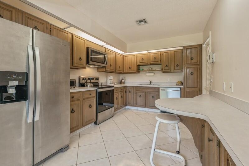 10153 Quail Covey Road, Unit HIBISCUS N Boynton Beach, FL 33436 - Photo 6 of 20 06_10153QuailCoveyRoad_5_Kitchen_FlexMLS