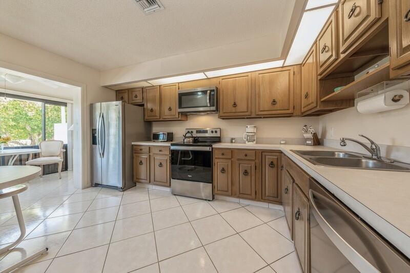 10153 Quail Covey Road, Unit HIBISCUS N Boynton Beach, FL 33436 - Photo 7 of 20 08_10153QuailCoveyRoad_191_KitchenBreakf