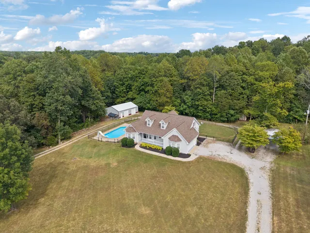 a view of a house with backyard and a garden