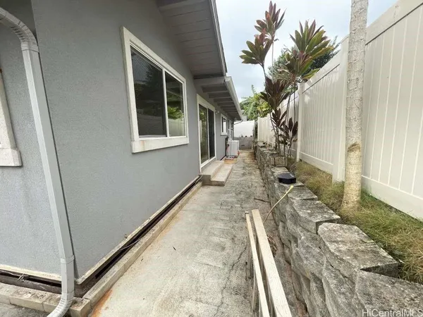 $3,000 | 47-150 Kamehameha Highway, Kaneohe, HI 96744