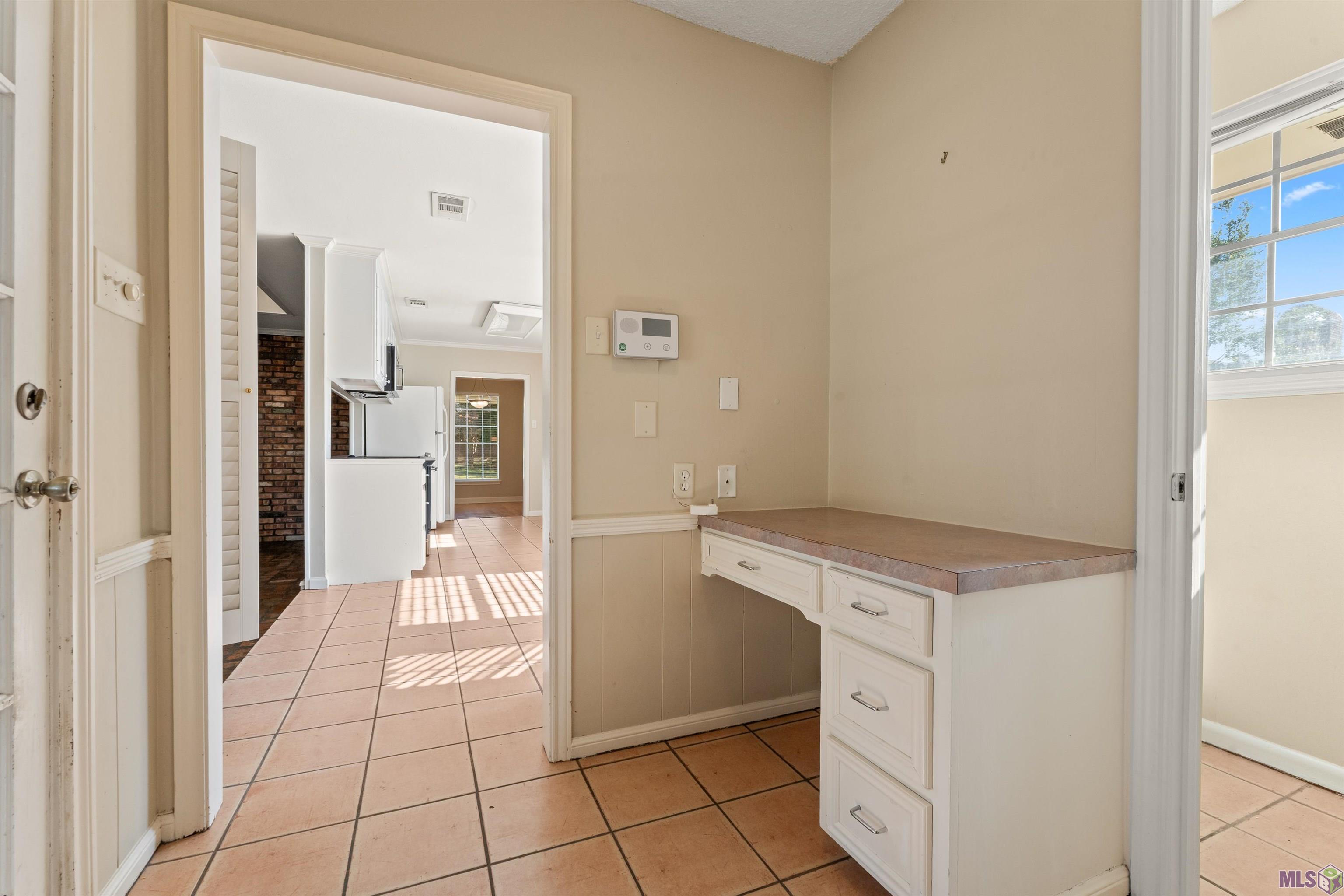 685 Daventry Drive Baton Rouge, LA 70808 - Photo 27 of 37 Built in Desk Space
