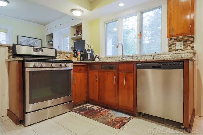 113 Moran Road Grosse Pointe, MI 48236 - Photo 20 of 43 31341628-19.JPG
