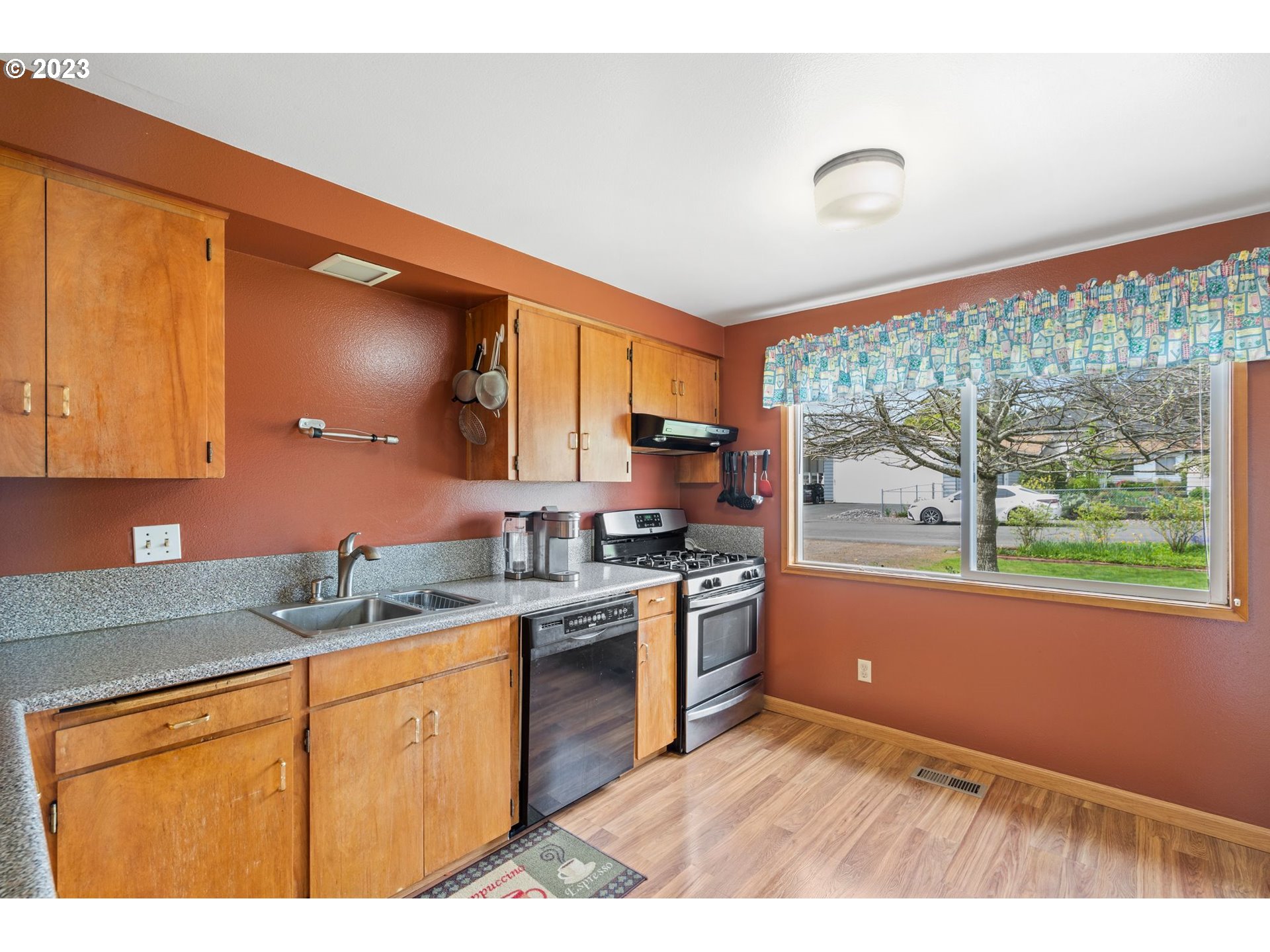 6104 Caldwell Road Gladstone, OR 97027 - Photo 12 of 28 Kitchen