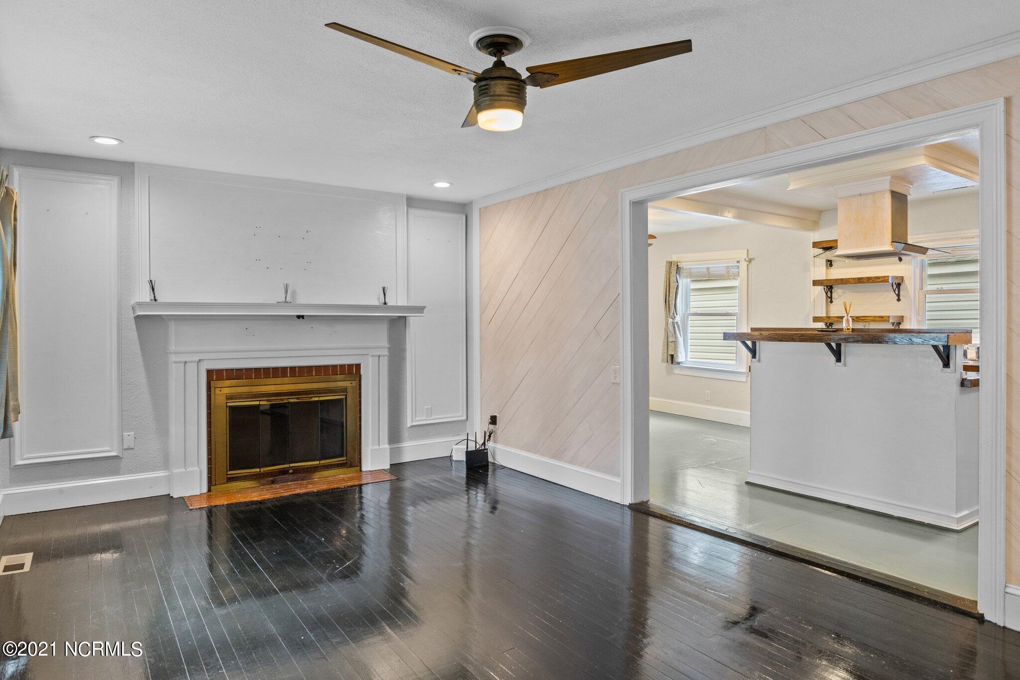 126 Roosevelt Road Jacksonville, NC 28540 - Photo 11 of 44 Living Room