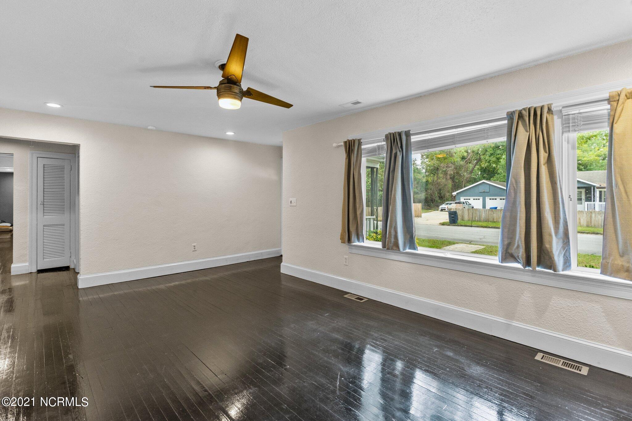 126 Roosevelt Road Jacksonville, NC 28540 - Photo 13 of 44 Living Room