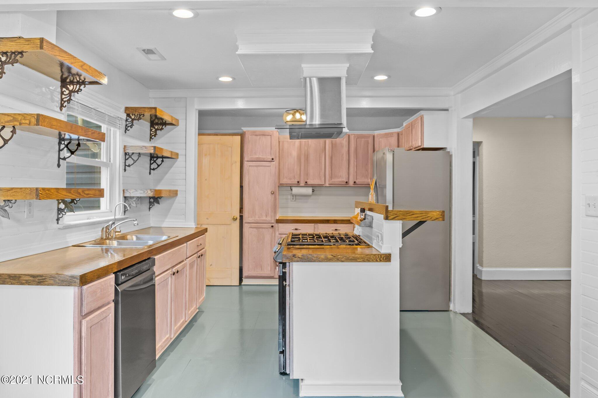 126 Roosevelt Road Jacksonville, NC 28540 - Photo 14 of 44 Kitchen