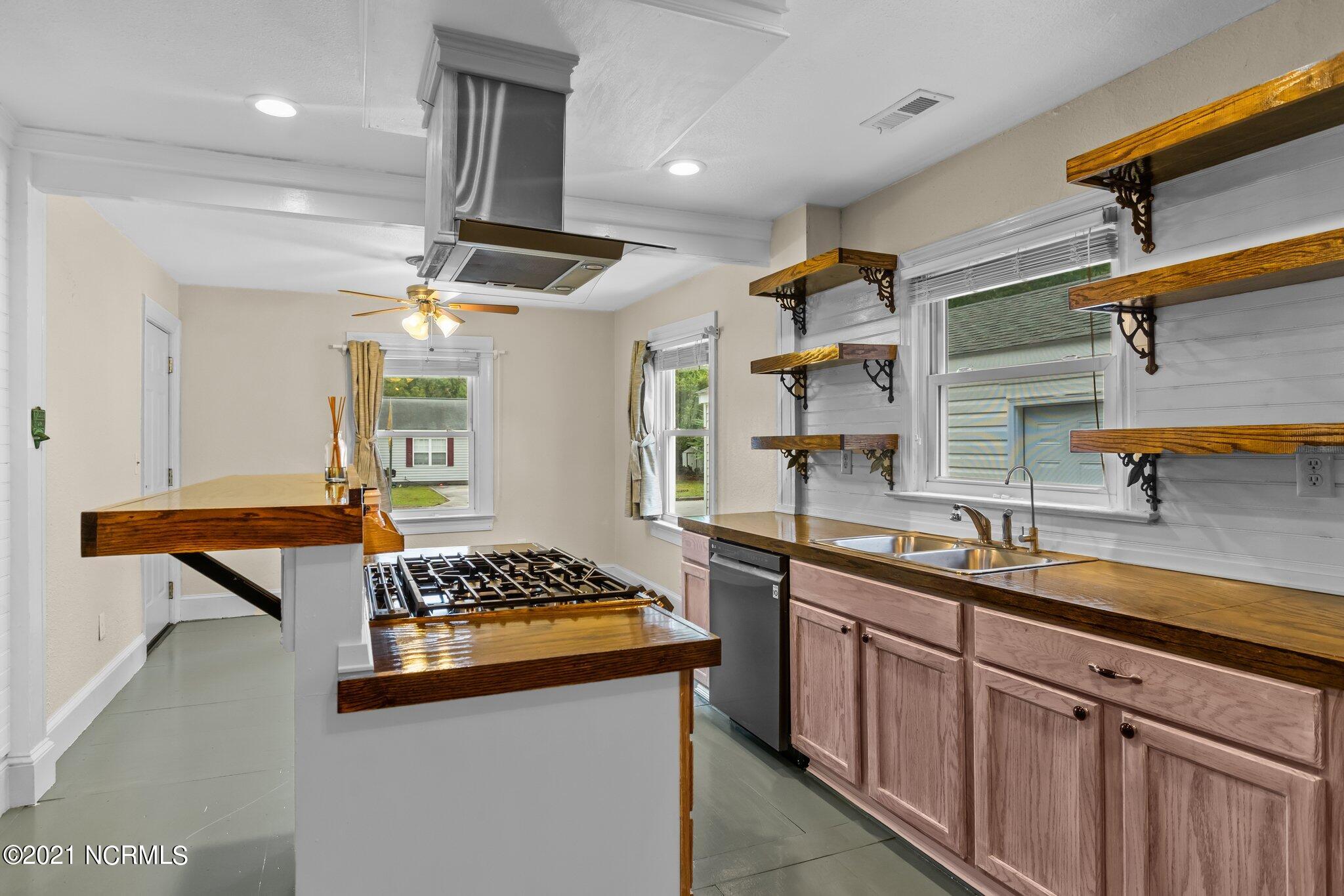126 Roosevelt Road Jacksonville, NC 28540 - Photo 15 of 44 Kitchen