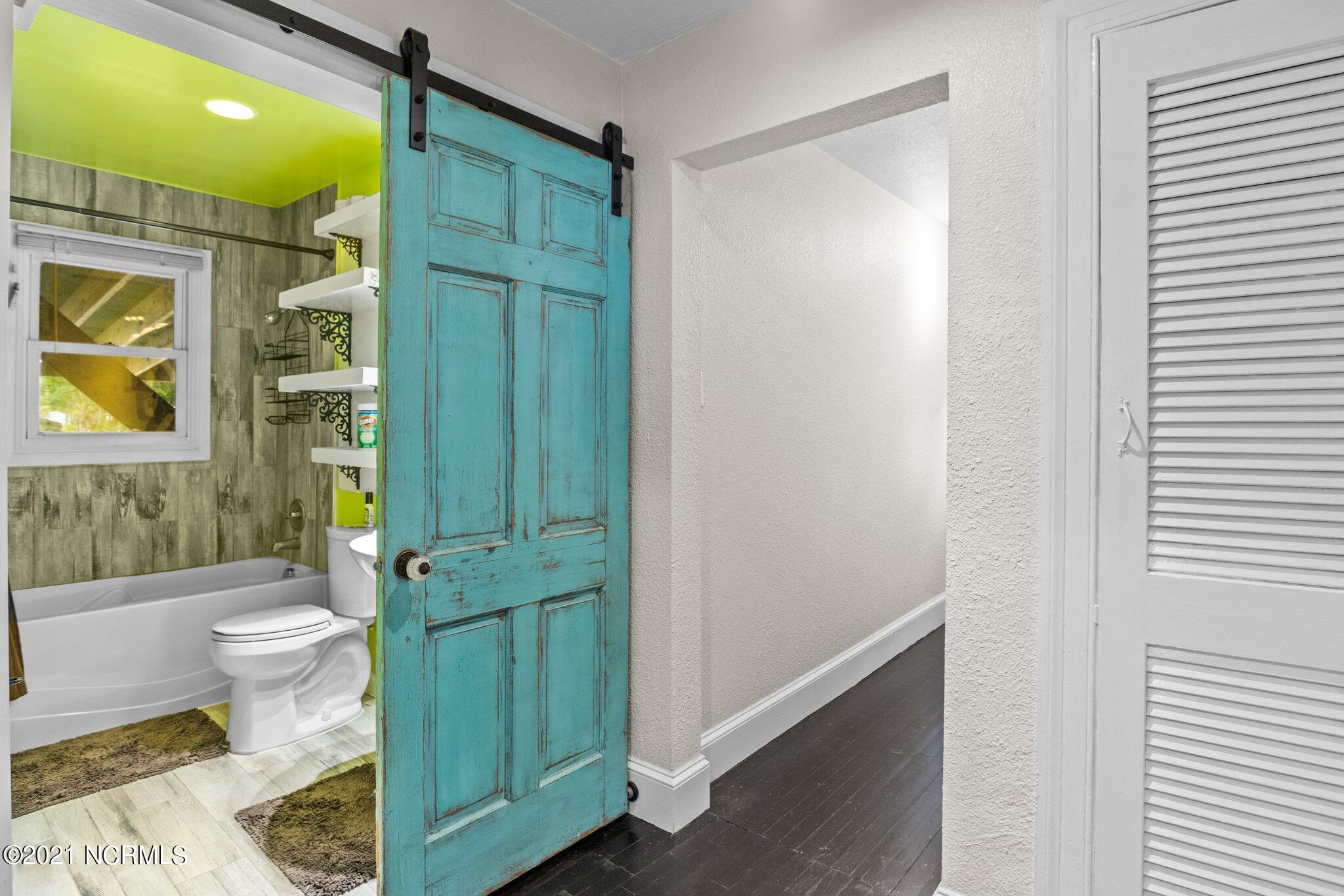 126 Roosevelt Road Jacksonville, NC 28540 - Photo 20 of 44 Full Hallway Bathroom