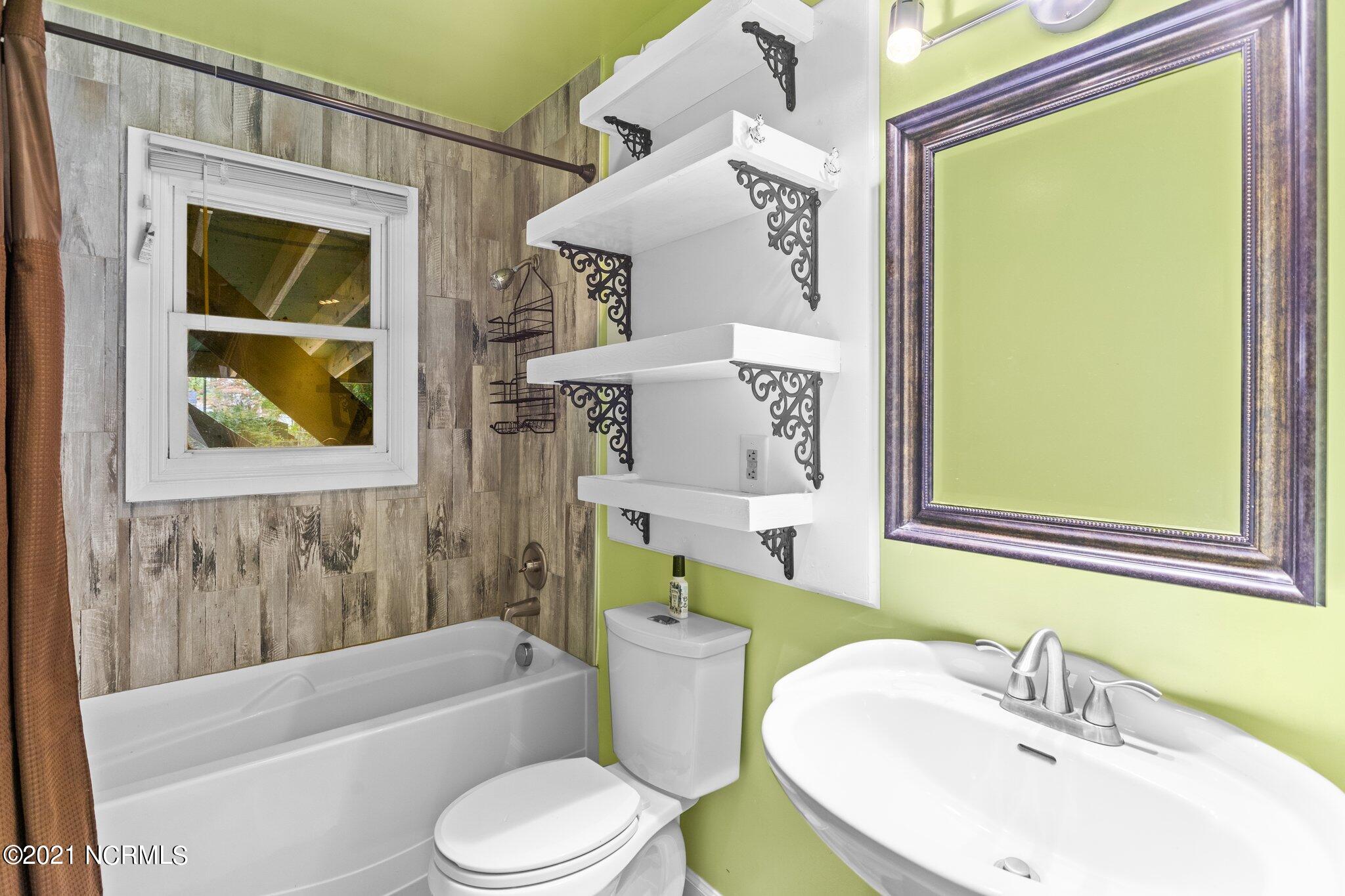 126 Roosevelt Road Jacksonville, NC 28540 - Photo 21 of 44 Full Hallway Bathroom