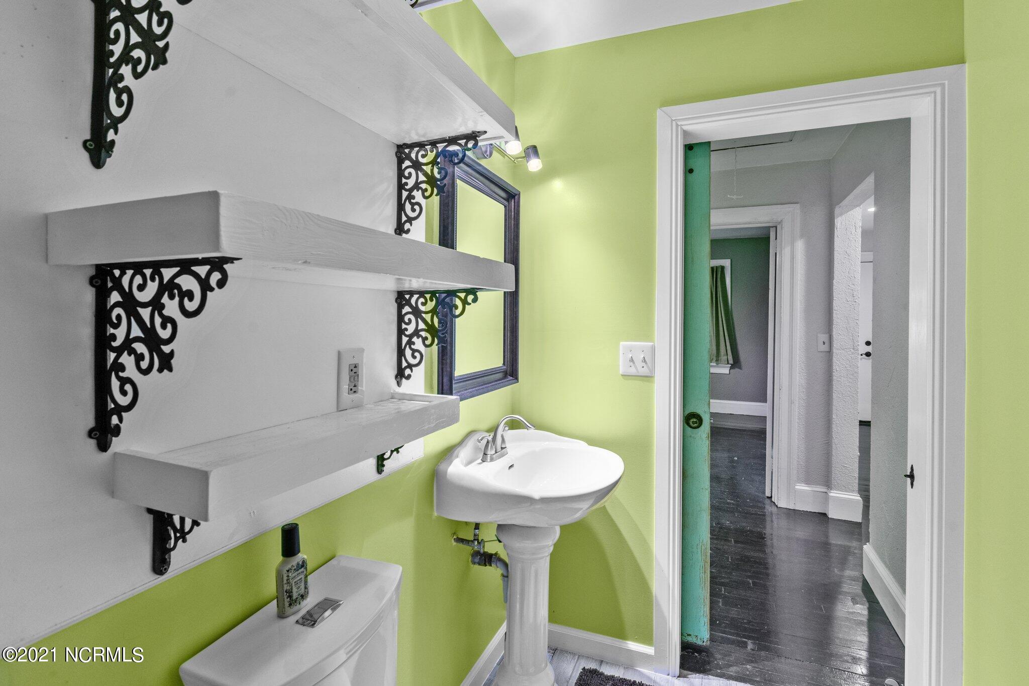 126 Roosevelt Road Jacksonville, NC 28540 - Photo 22 of 44 Full Hallway Bathroom