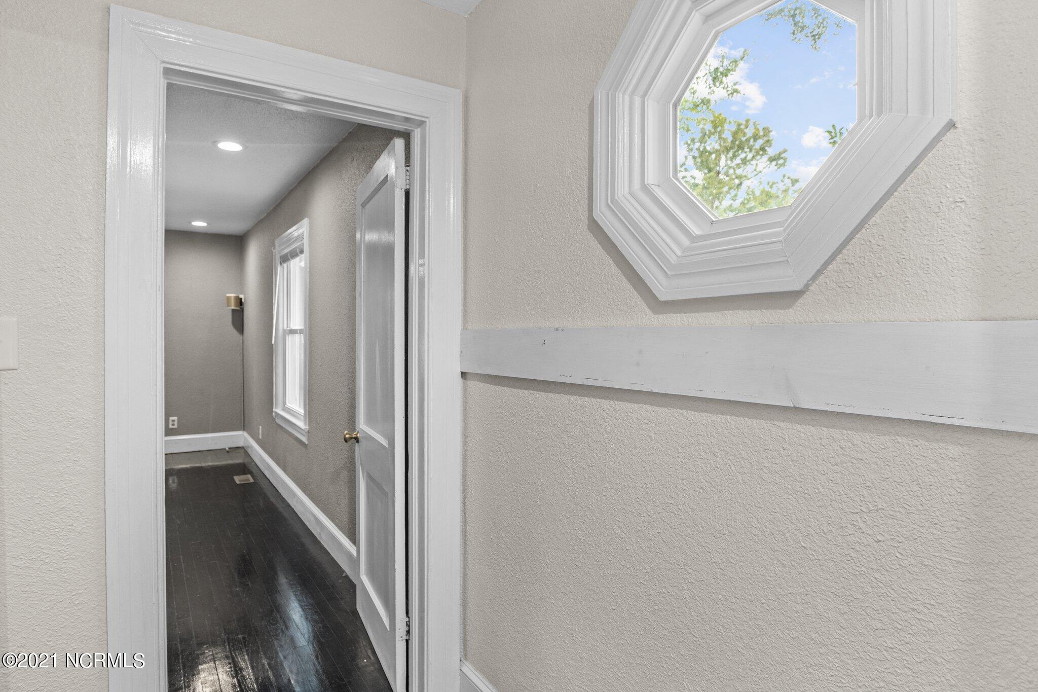 126 Roosevelt Road Jacksonville, NC 28540 - Photo 25 of 44 Hallway