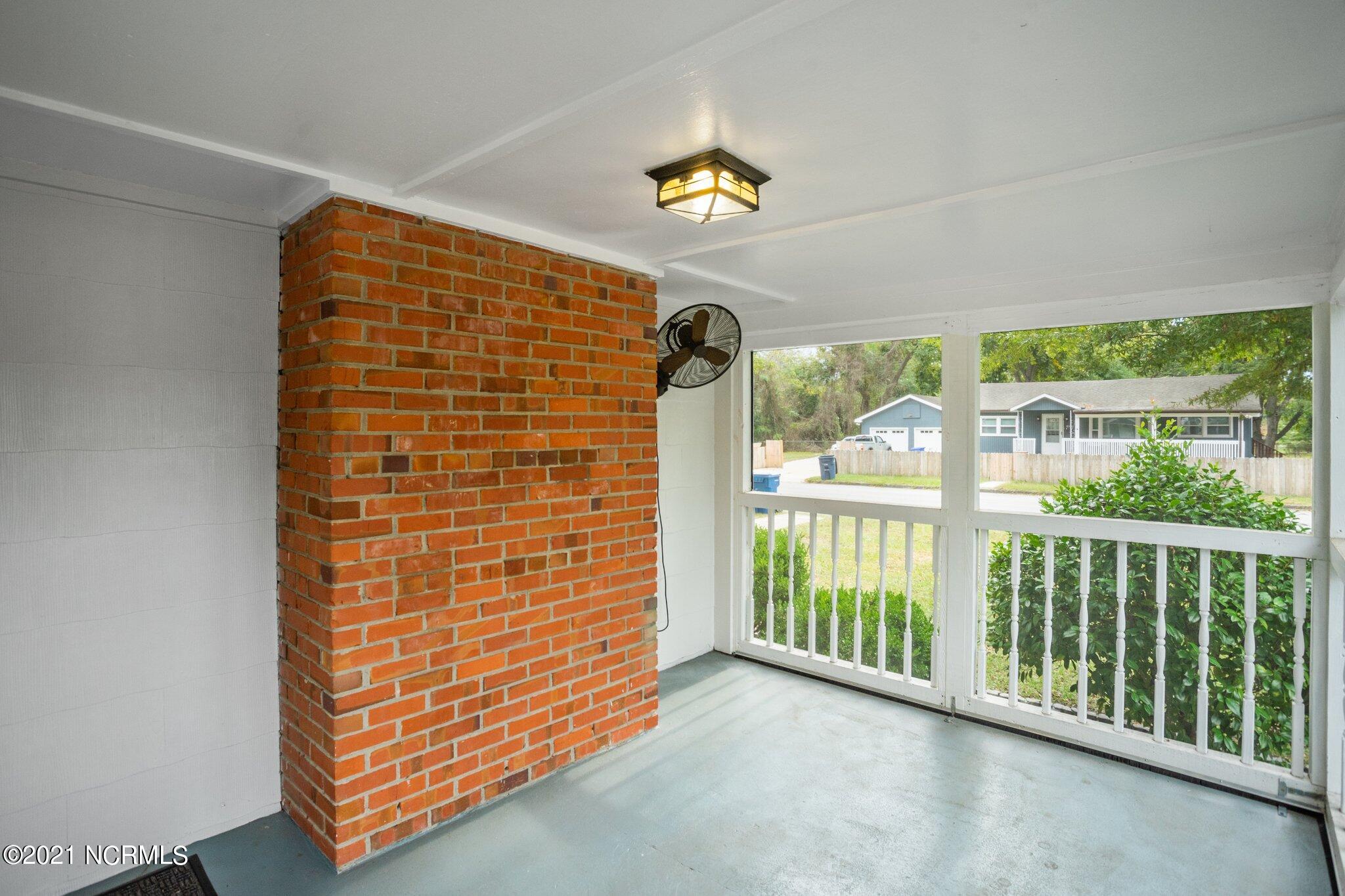126 Roosevelt Road Jacksonville, NC 28540 - Photo 31 of 44 Screened-In Patio