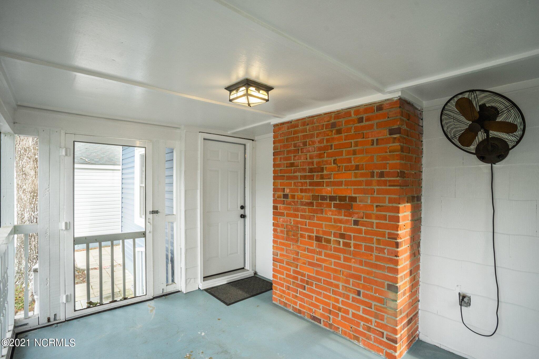126 Roosevelt Road Jacksonville, NC 28540 - Photo 32 of 44 Screened-In Patio