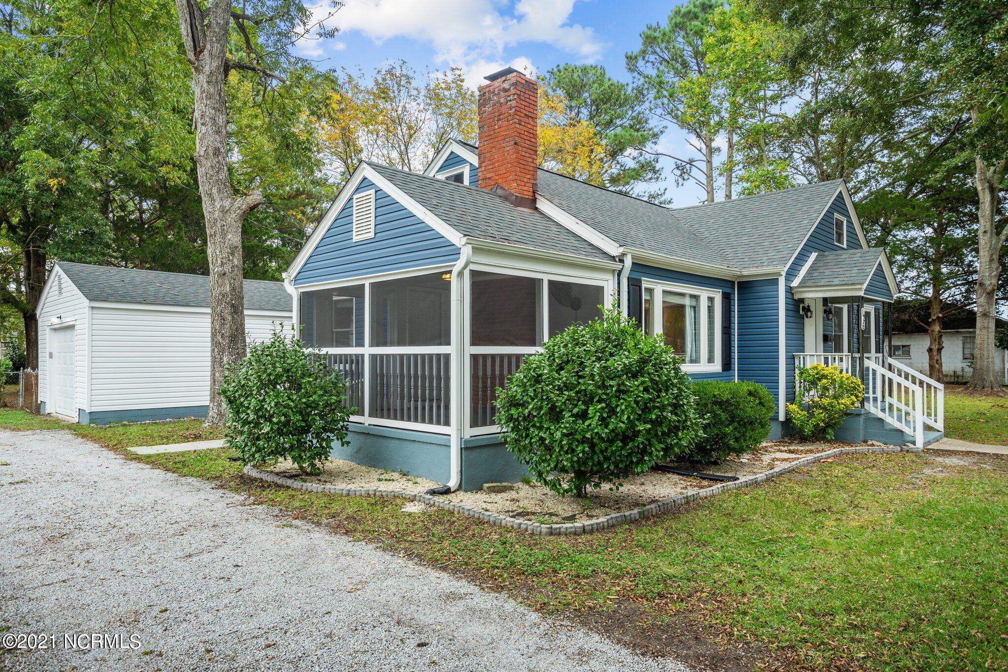126 Roosevelt Road Jacksonville, NC 28540 - Photo 5 of 44 Screened-In Side Patio