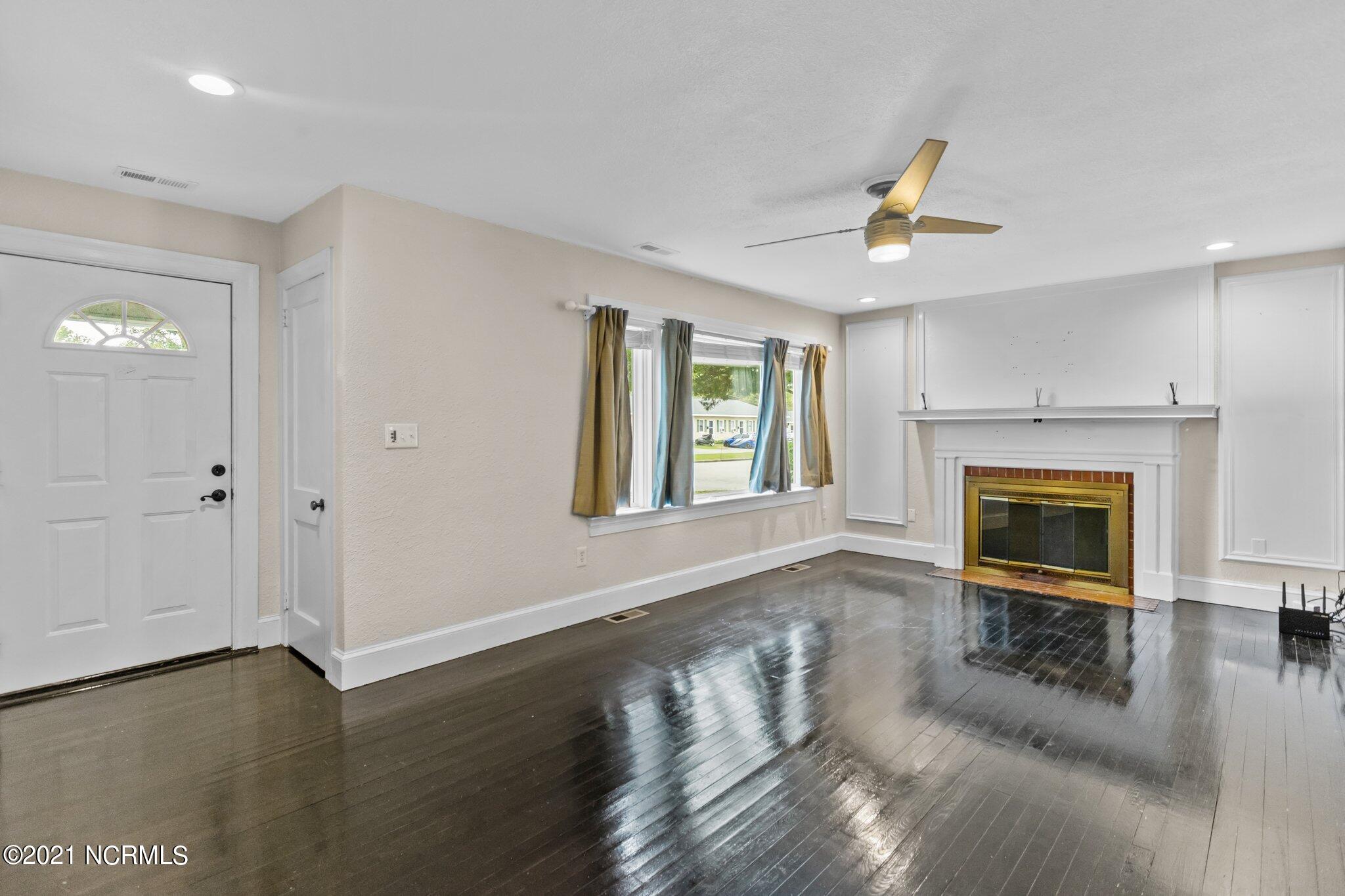 126 Roosevelt Road Jacksonville, NC 28540 - Photo 10 of 44 Living Room