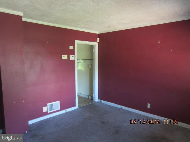 403 Roundview Road Baltimore, MD 21225 - Photo 3 of 10 Living Room