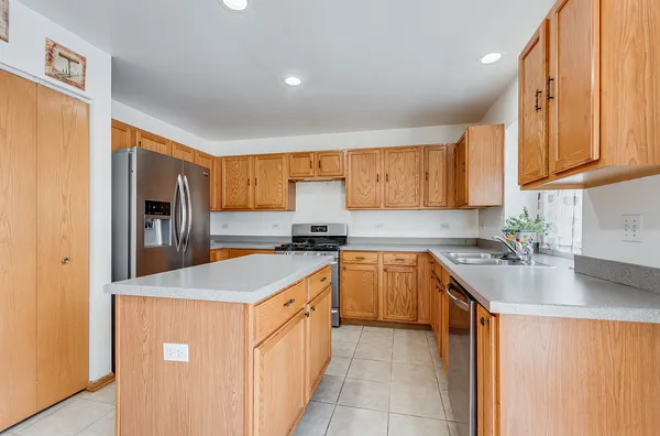 $435,000 | 1544 Suncrest Lane, Bolingbrook, IL 60490