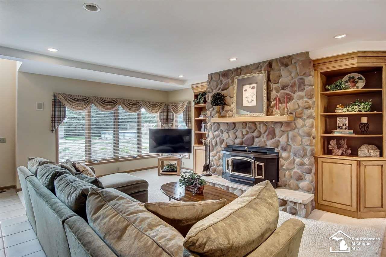 14534 Carroll Road Blissfield, MI 49228 - Photo 21 of 62 Living room