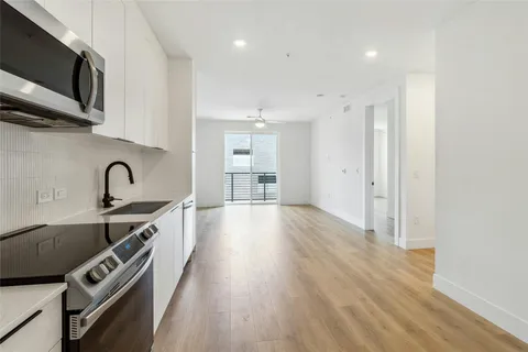 $2,100 | 1701 Simond Avenue, Unit 401, Austin, TX 78723