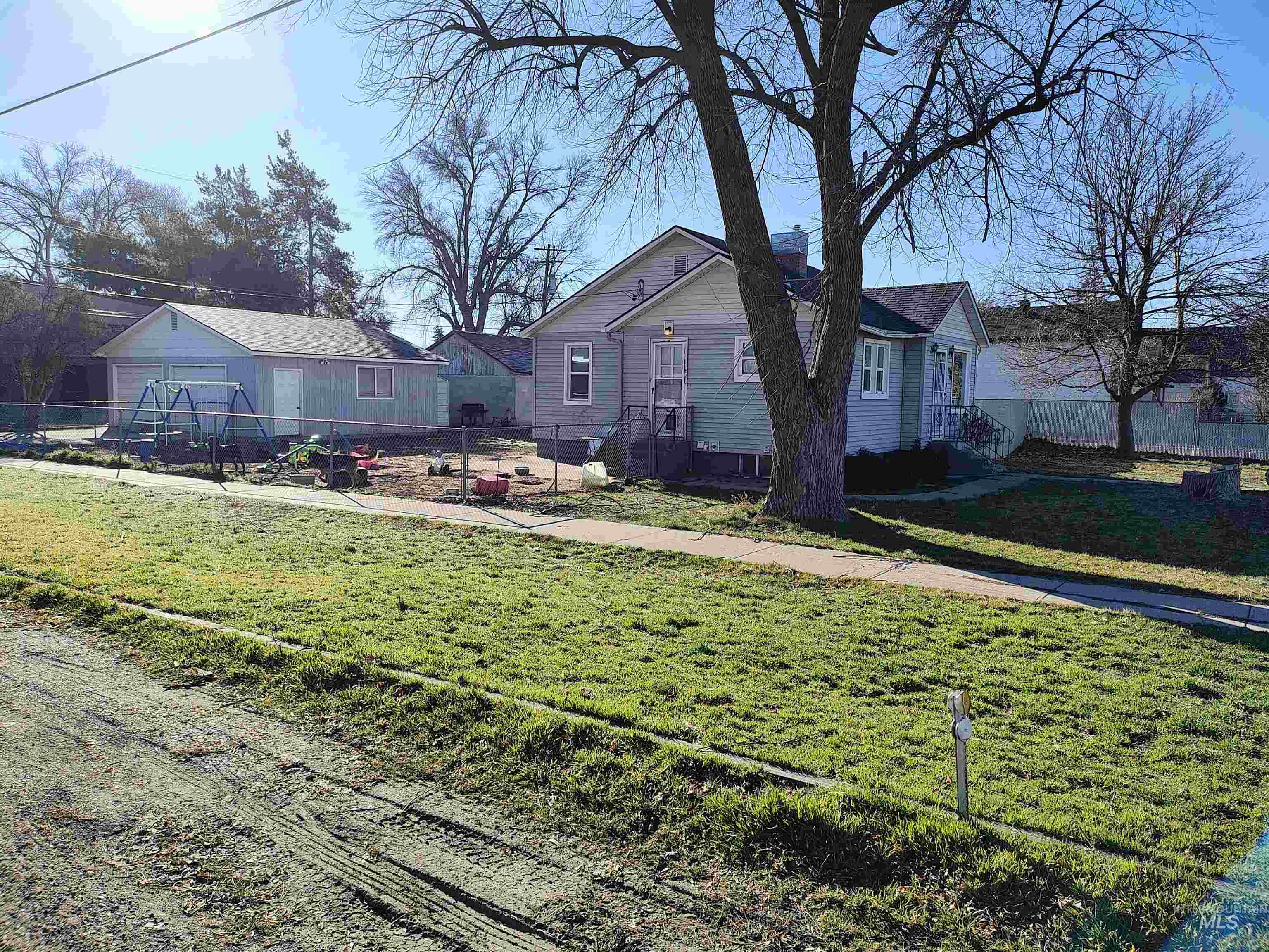 506 California Street Gooding, ID 83330 - Photo 2 of 15