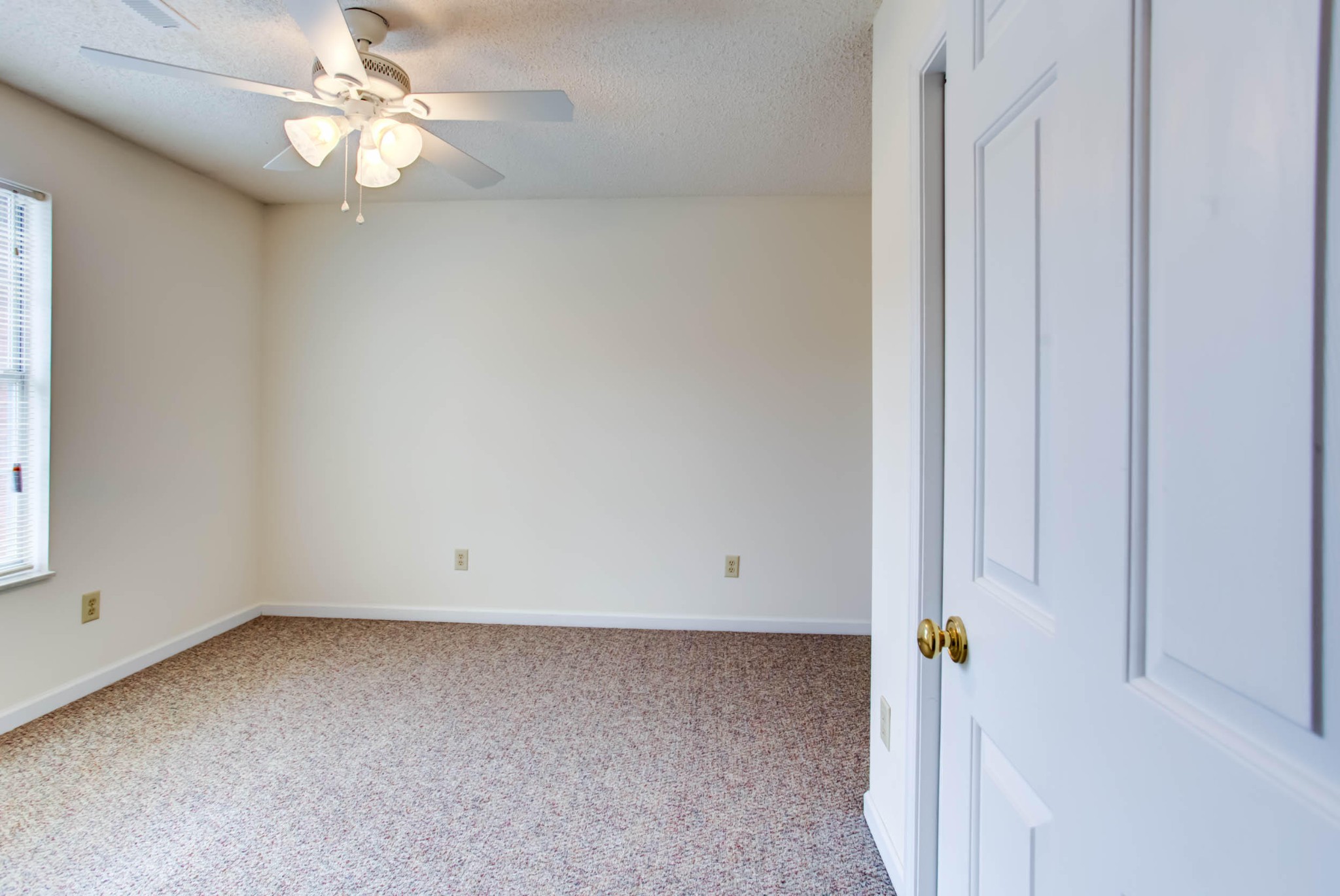 1917 Wellbridge Way Powell, TN 37849 - Photo 4 of 19 an empty room with a ceiling fan and a window
